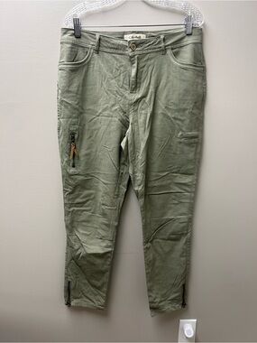 Charlie B Women’s Olive Green Cargo-Style Pants